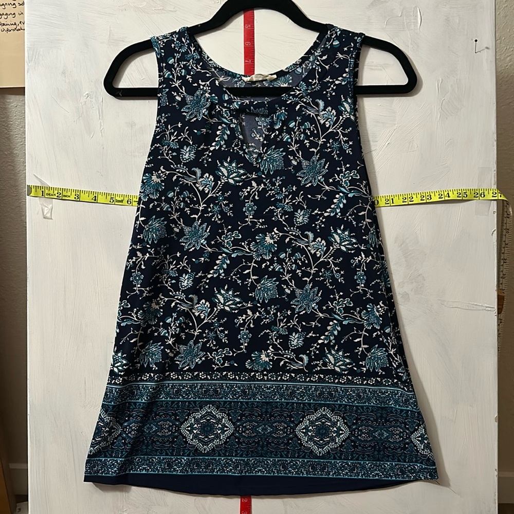 Sleeveless top in floral blues and white